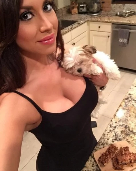 Сексуальная модель побаловала своих поклонников откровенными снимками