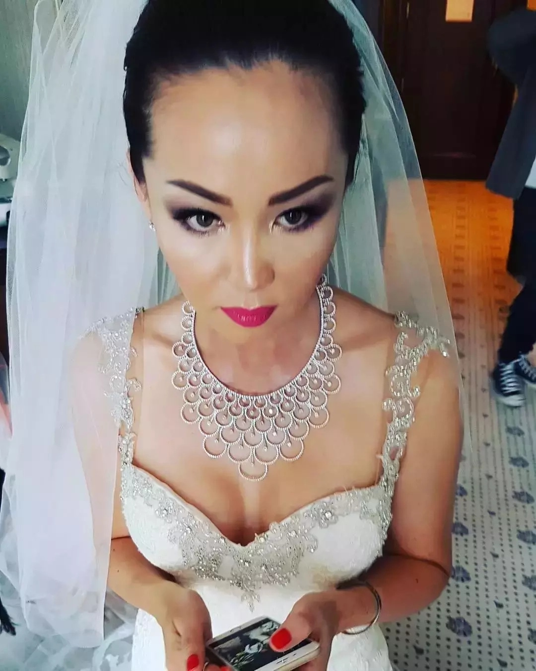 Баян Есентаева стала посещать тусовки в гордом одиночестве (фото)